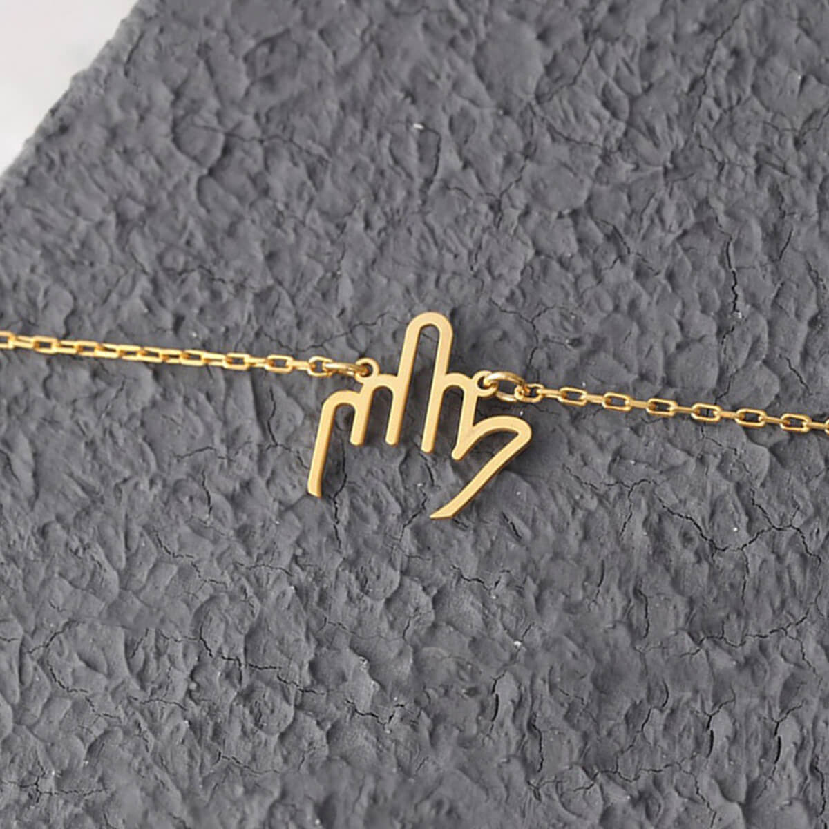 MIDDLE FINGER NECKLACE (100MOQ)