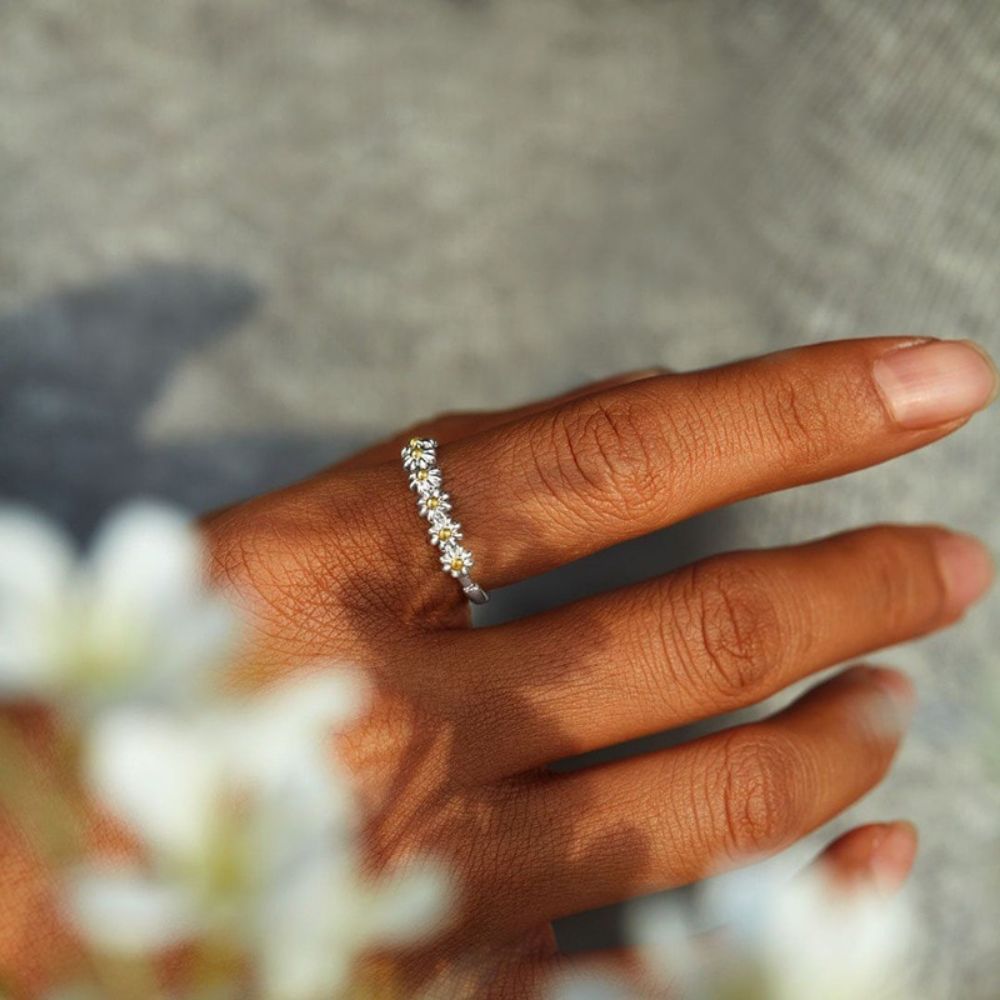 SWEET DAISY FLOWER RING (ADJUSTABLE)