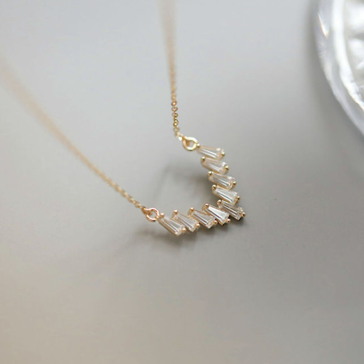 V-SHAPED NECKLACE